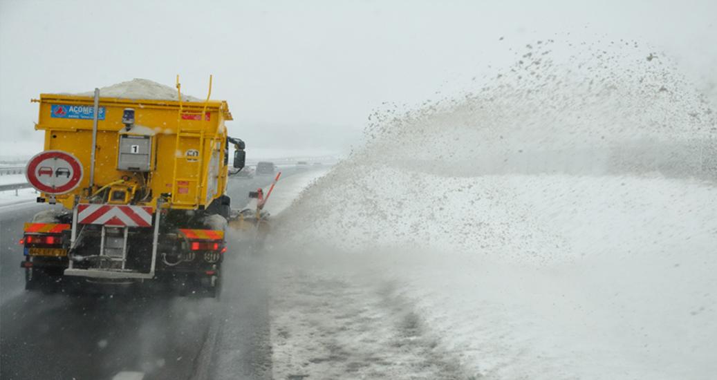 Circulation - Réseaux routiers et autoroutiers. Les chasse-neige parés pour  l'hiver