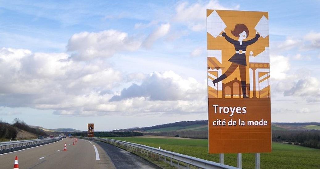 Panneau touristique près de l'autoroute et de la ville de Troyes.