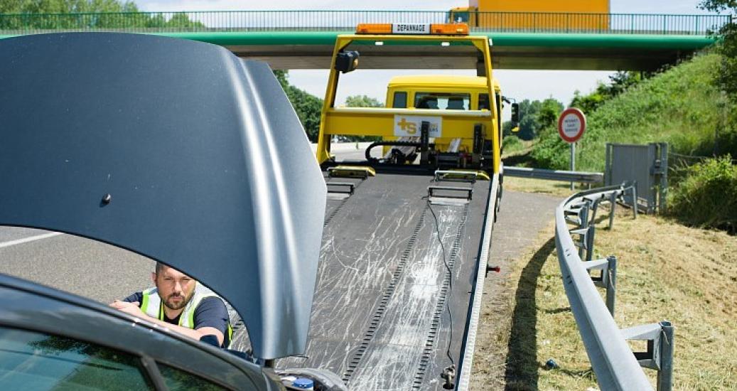 DEPANNAGE SUR LA BANDE D'ARRÊT D'URGENCE DE L'AUTOROUTE