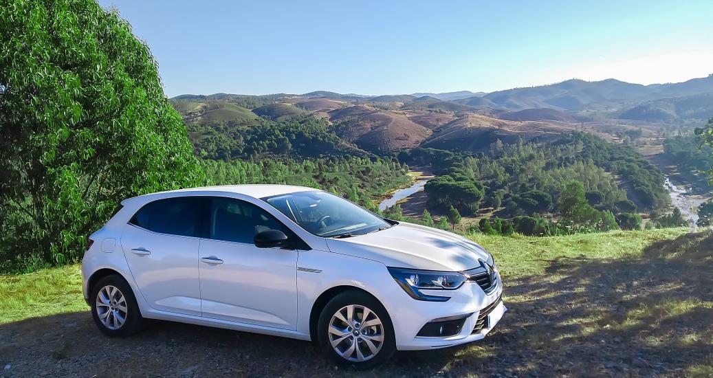 Renault Megane dans un paysage de montagne