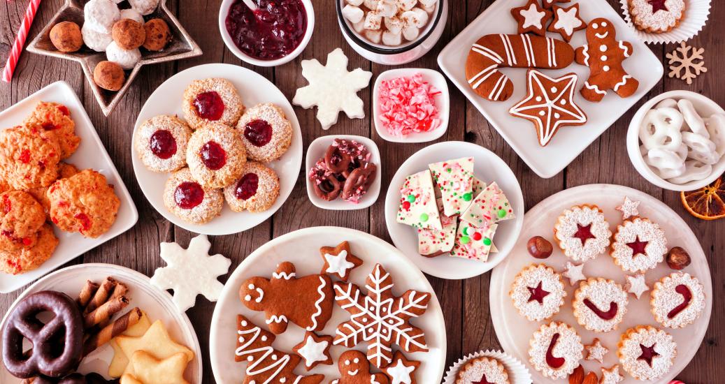 Différentes assiètes de biscuits de Noël
