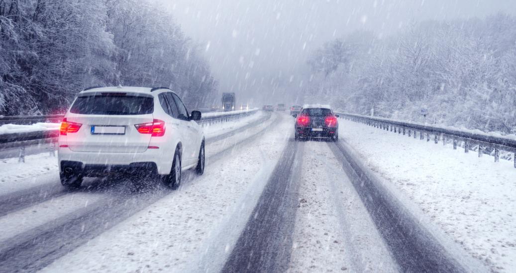 Voitures sur route enneigée