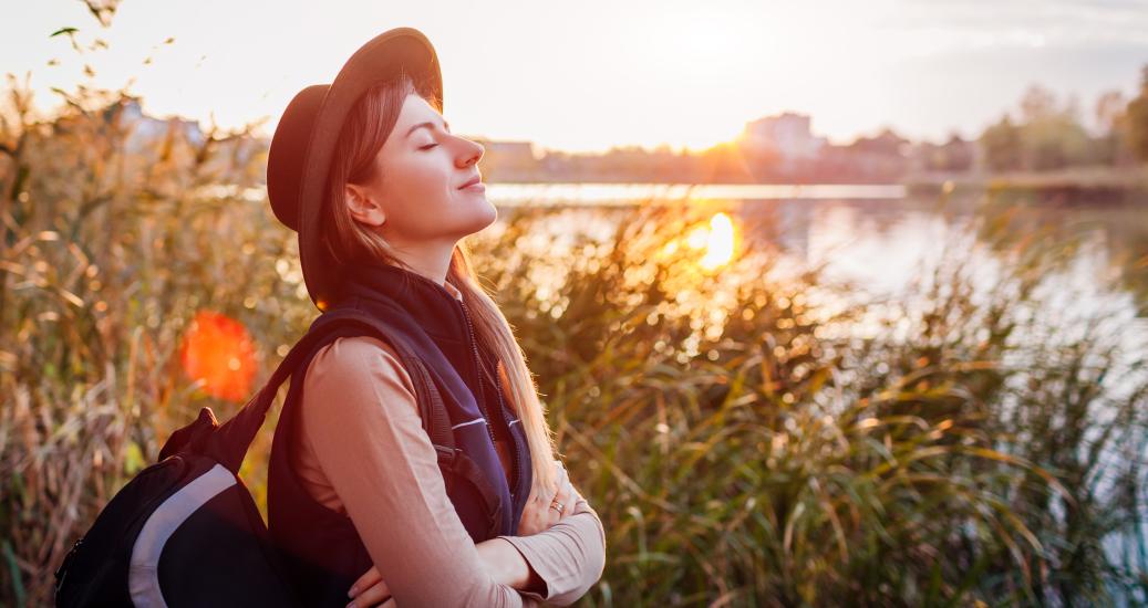 Jeune fille se promenant près d'un lac