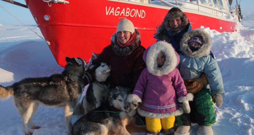 La famille devant le vagabond