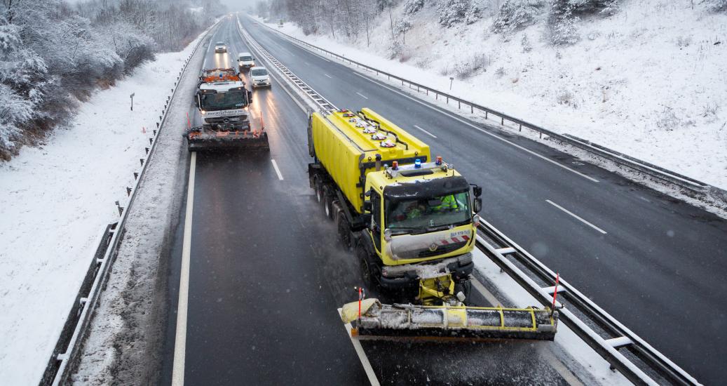 Chasse-neige Enlevant La Neige De La Route