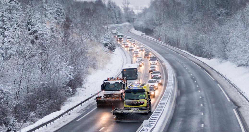 Chasse neige sur autoroute