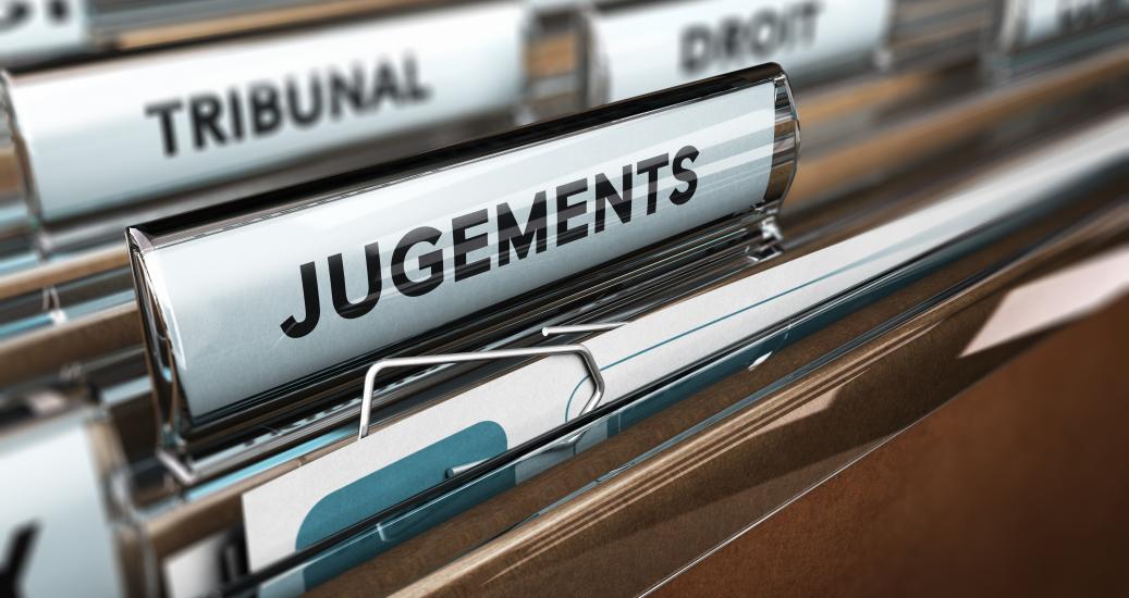 Image d'illustration montrant des dossiers intitulés "Tribunal" ou "Jugement"