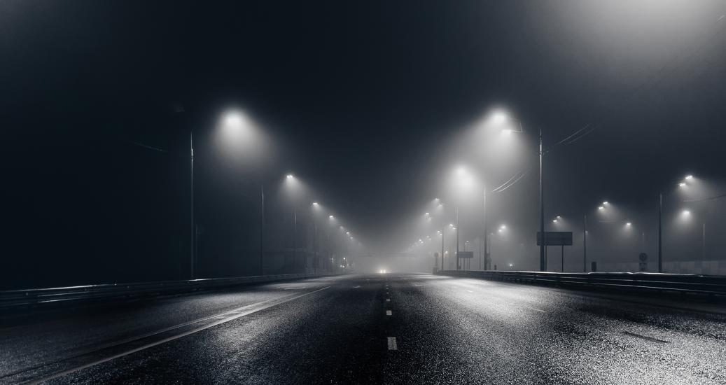 Autoroute vide de nuit