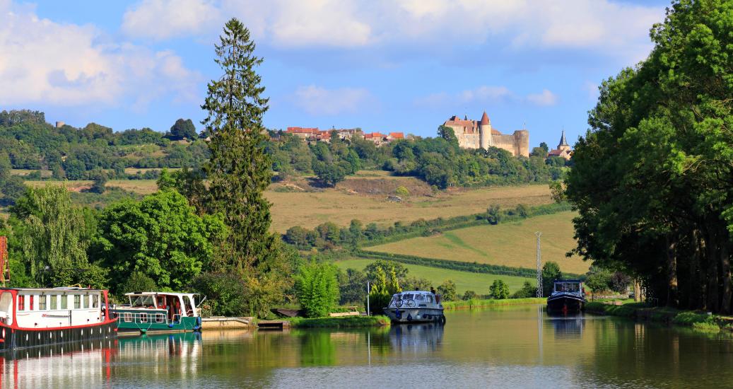 Vue sur Chateauneuf depuis le canal de Bourgogne