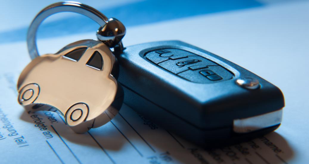 Clés de voiture sur contrat