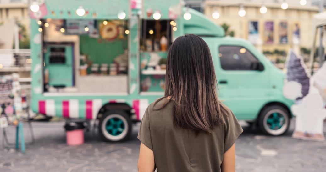 Une camionnette ambulante sur une place de marché