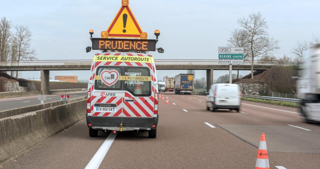 Fourgon autoroutier arrété sur la voie de gauche