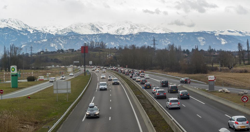 L'A43 près de Chambéry, la montagne en fond