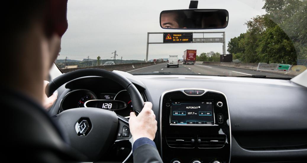 Conducteur à l'écoute d'Autoroute INFO