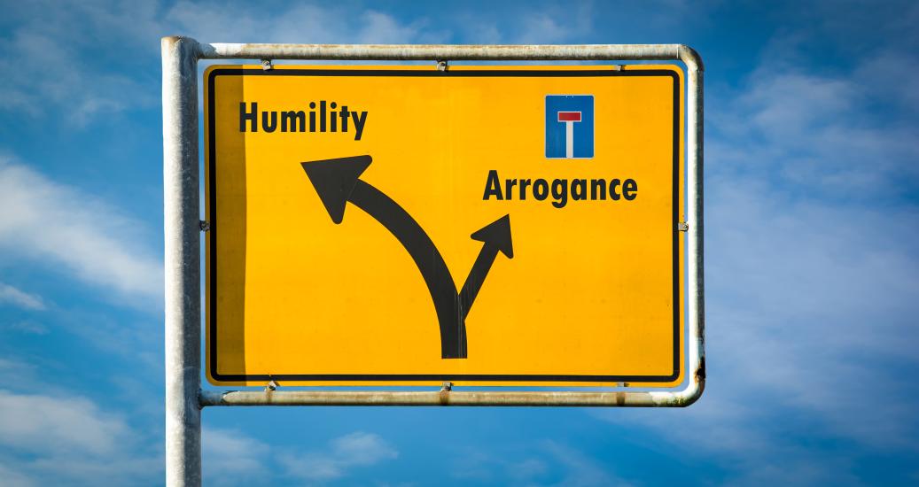 Panneau de direction : Humilité vs Arrogance
