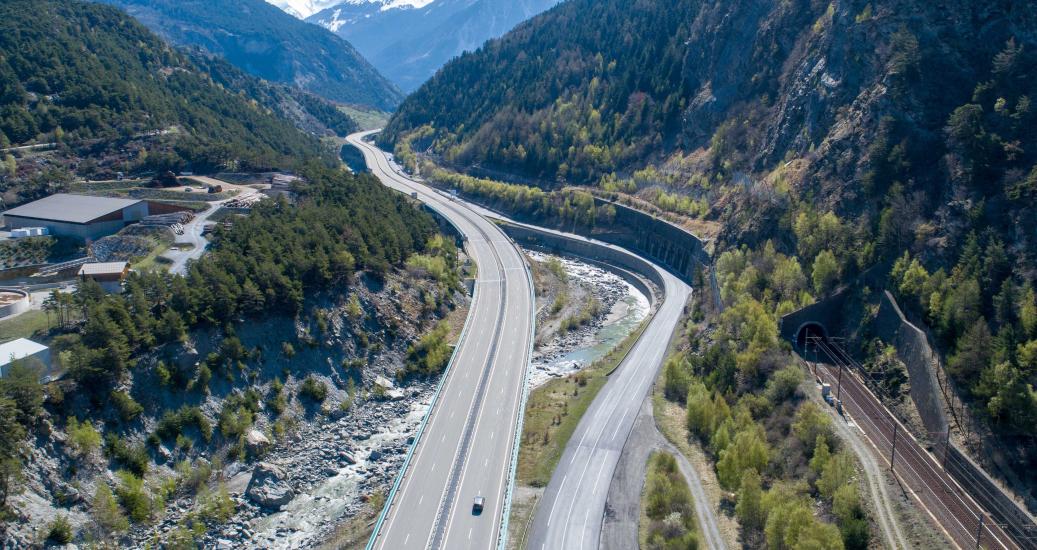 L'A43, l'autoroute de la SFTRF sur fond de montagnes enneigées