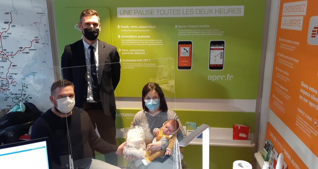 Alexandre Claude, directeur d'AREA, et les heureux parents de Tiago