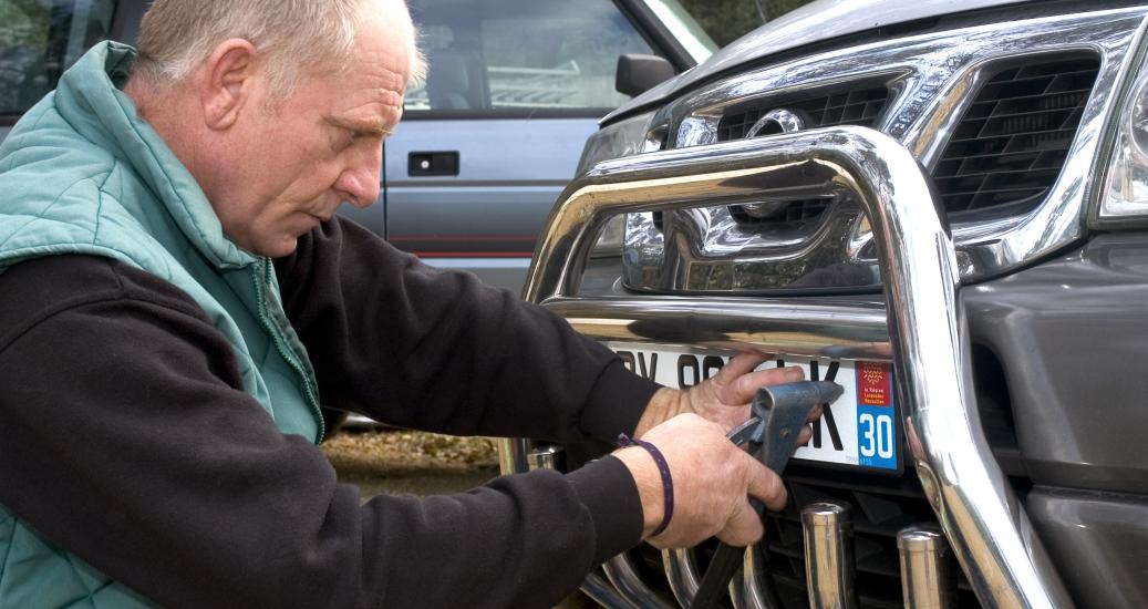 Autocollant plaque d'immatriculation : ce qui est interdit et autorisé