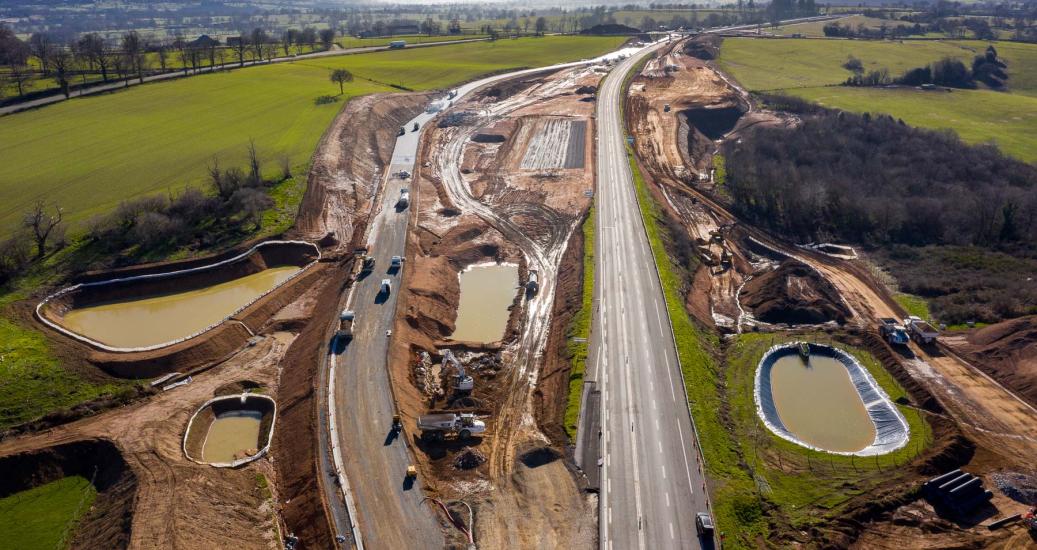 Importante zone de travaux avec 4 bassins de récupération des eaux