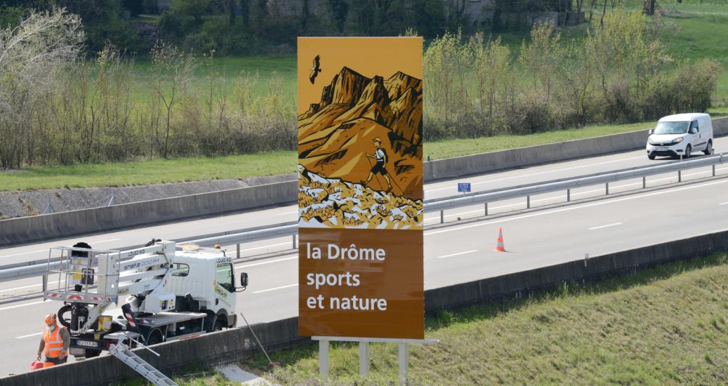 Le dernier panneau installé sur A49 :  "la Drôme sports et nature"