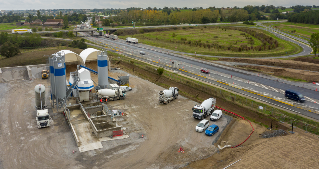 Centrale à béton vu de haut en bordure de la N79