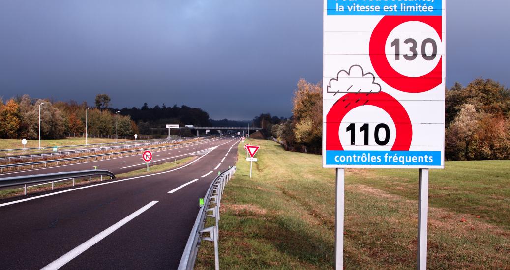 Panneau limitation de vitesse par temps de pluie