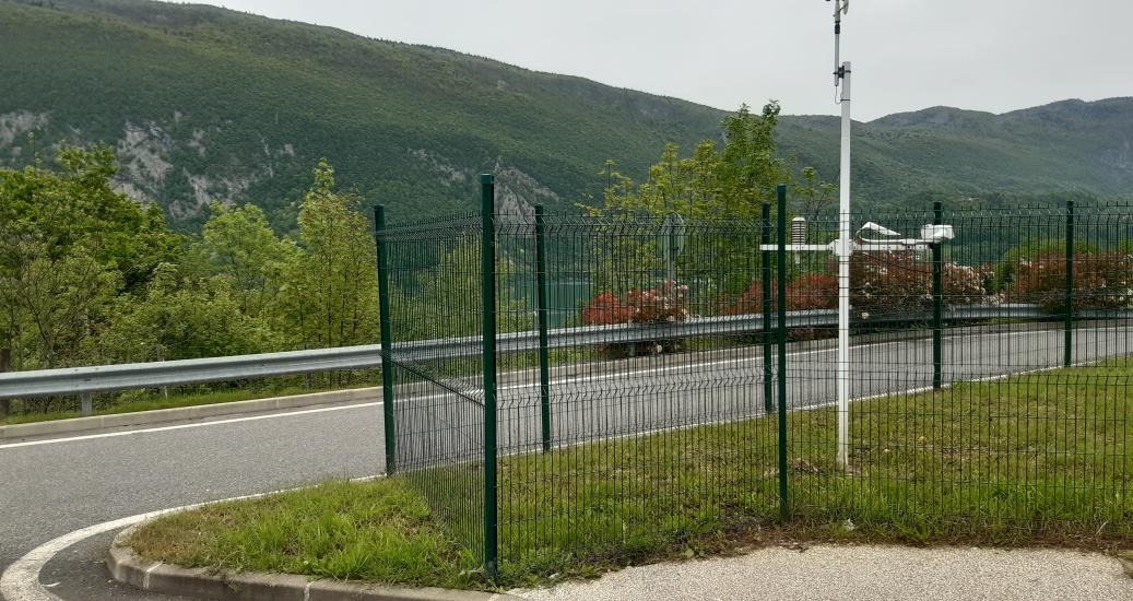 Une station météo sur une aire d'autoroute