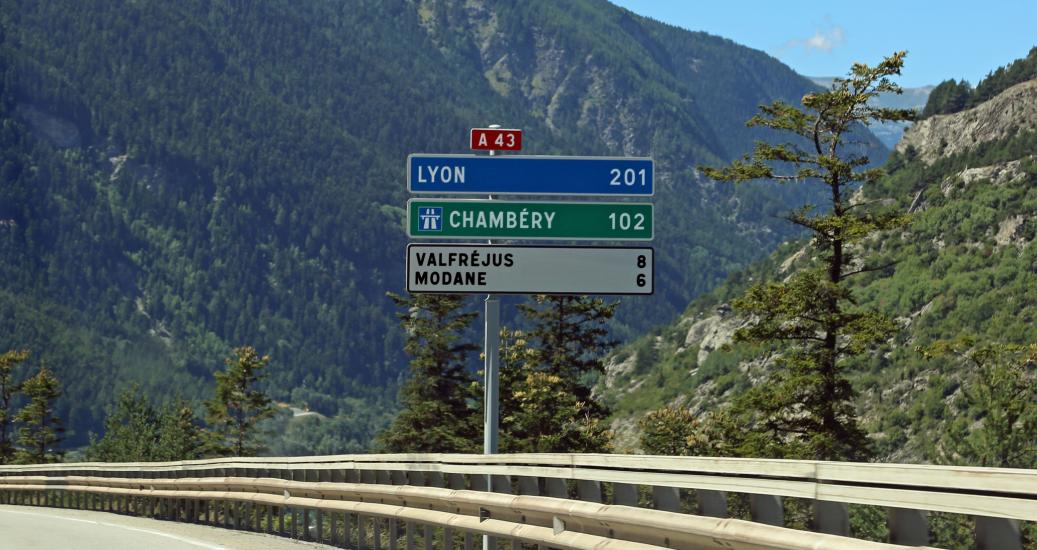 Panneau A43 le long de l'autoroute de Maurienne