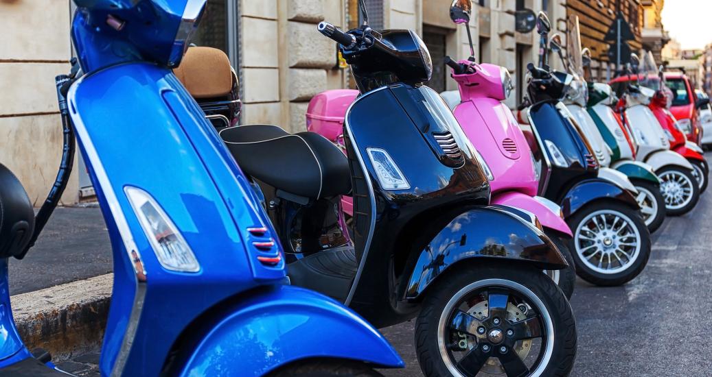 Vespa en stationnement.