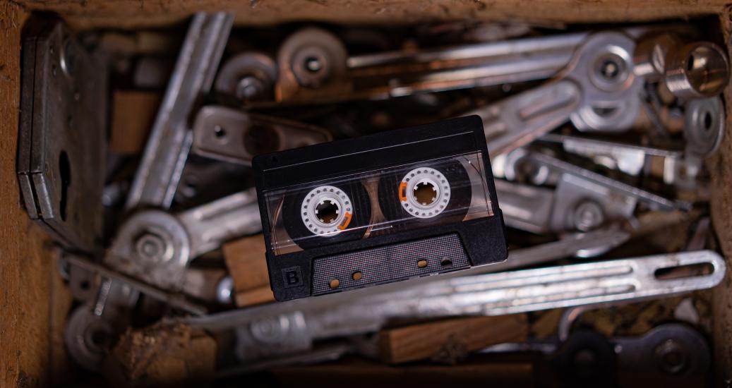 Une cassette dans une boite à outils