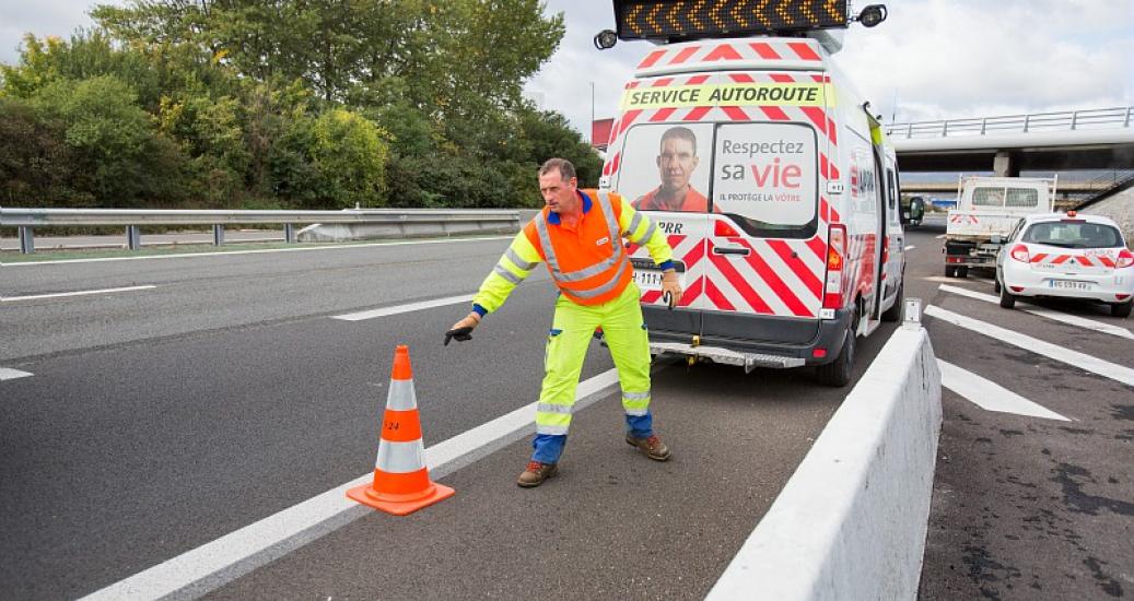 Un agent autoroutier lors de la pause d'un balisage