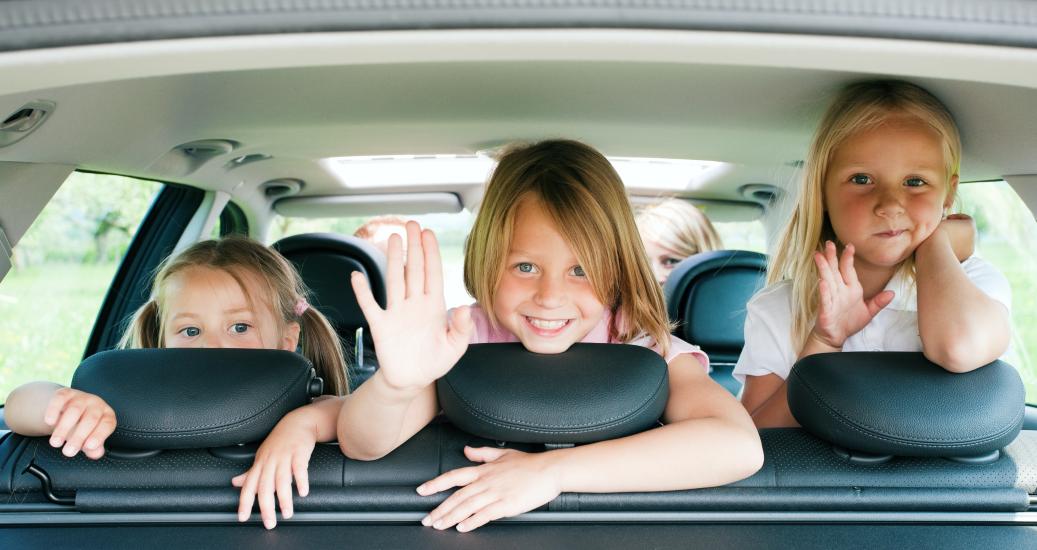 Famille sur la route des vacances