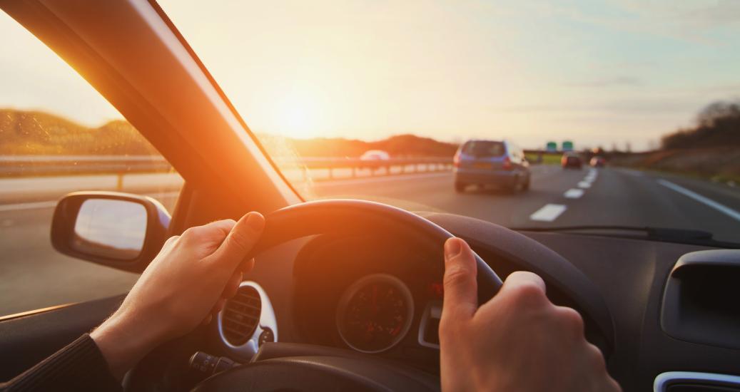 Voiture sur autoroute