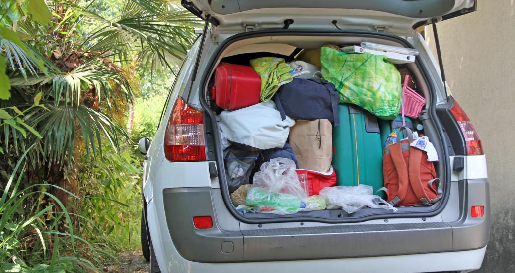 Coffre de voiture rempli de bagages