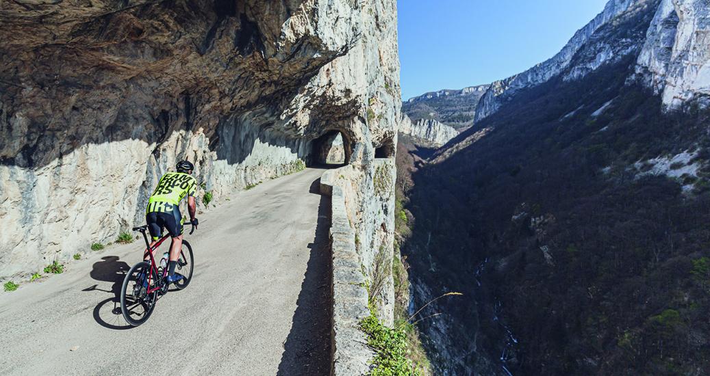 Un cycliste sur une route en encorbellement