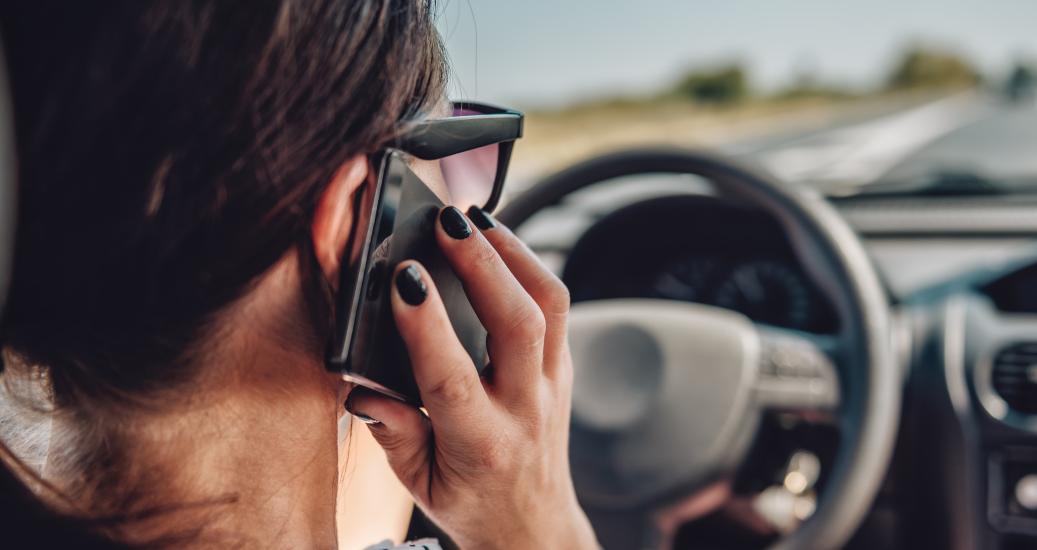 Femme au volant et au téléphone