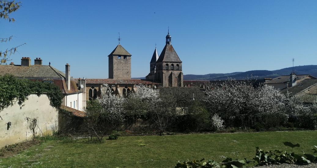 Vue sur un jardin et ville de Cluny