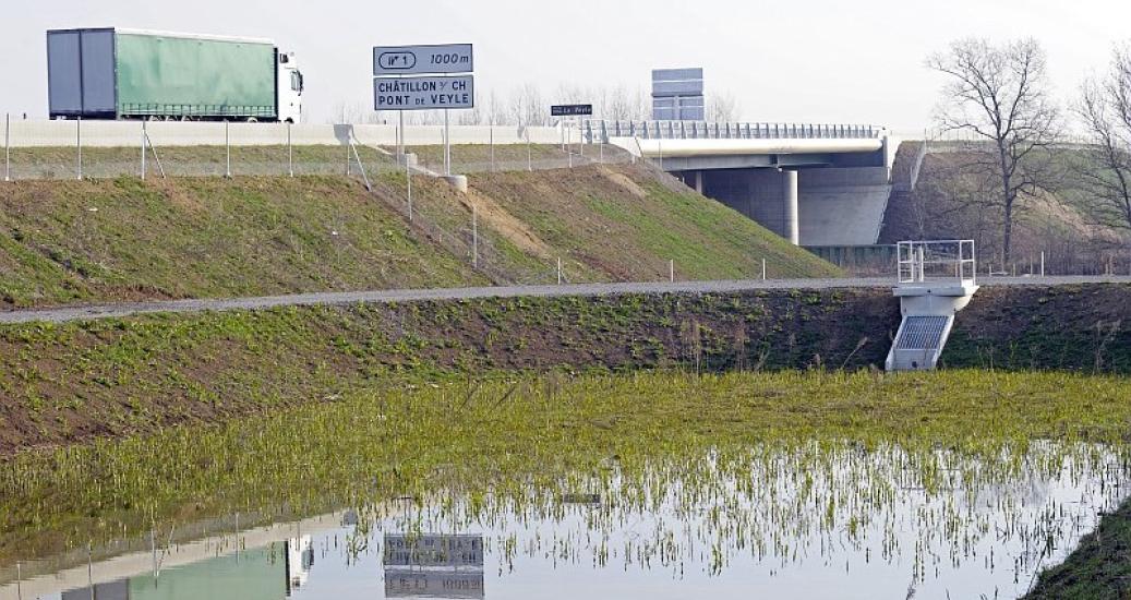 Bassin près de l'A406 (2010)