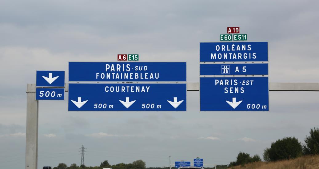 Panneau direction sur autoroute