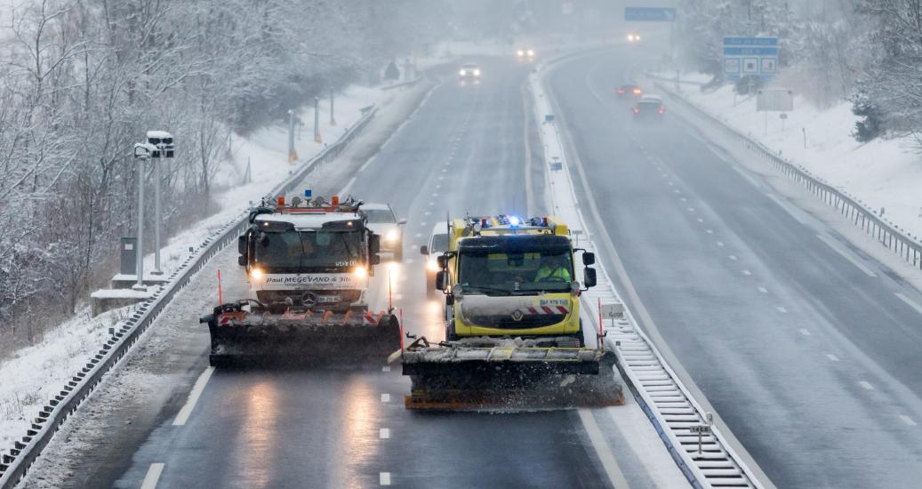 Circulation - Réseaux routiers et autoroutiers. Les chasse-neige parés pour  l'hiver