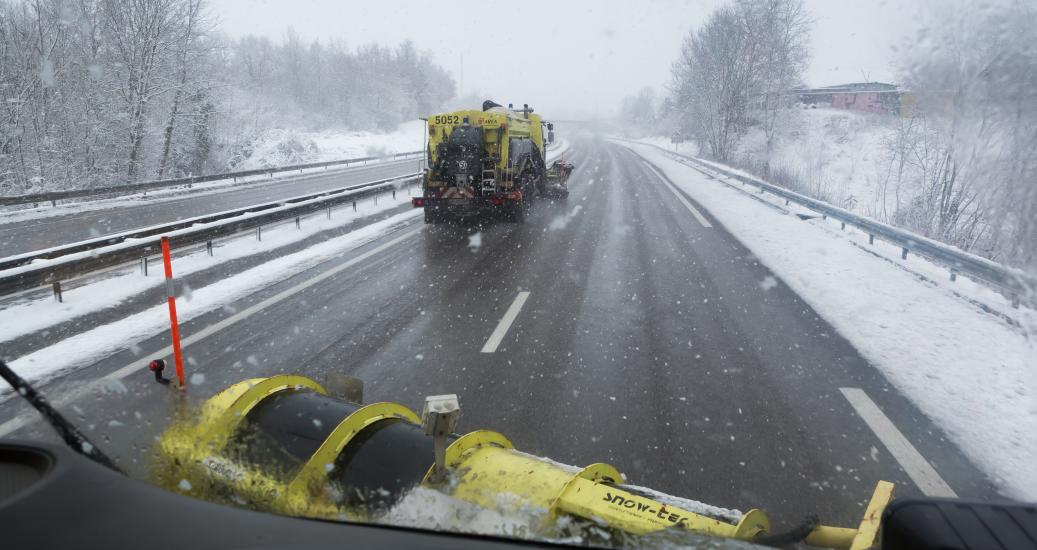 À bord d'une saleuse en action pour traiter la route enneigée entre  Fagnières et Bergères-lès-Vertus