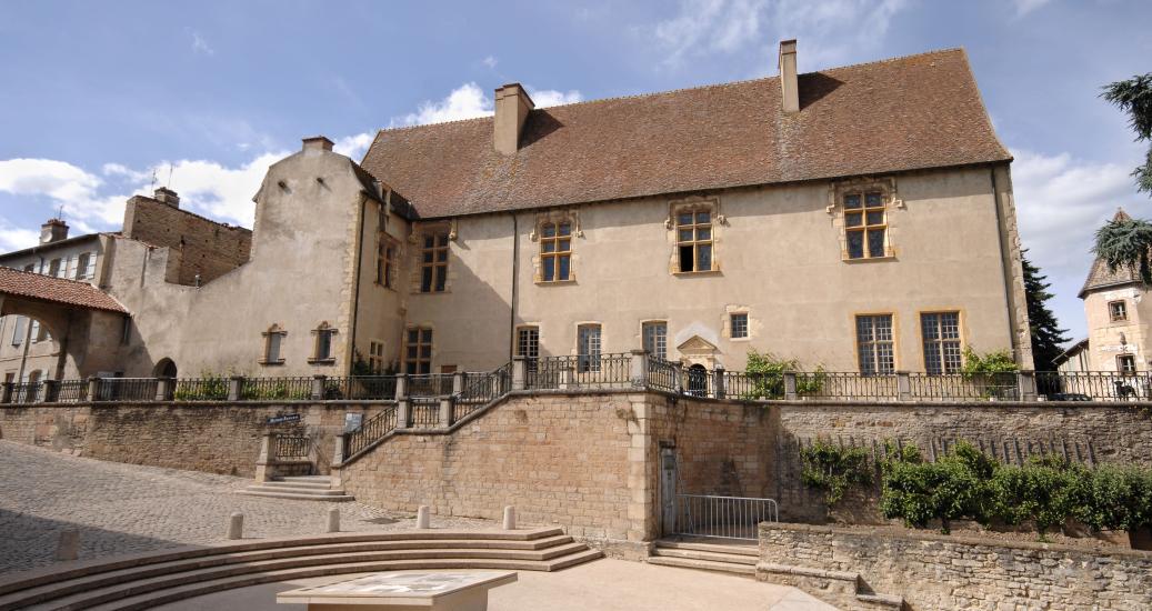 Le palais Jean de Bourbon qui abrite le musée Ochier