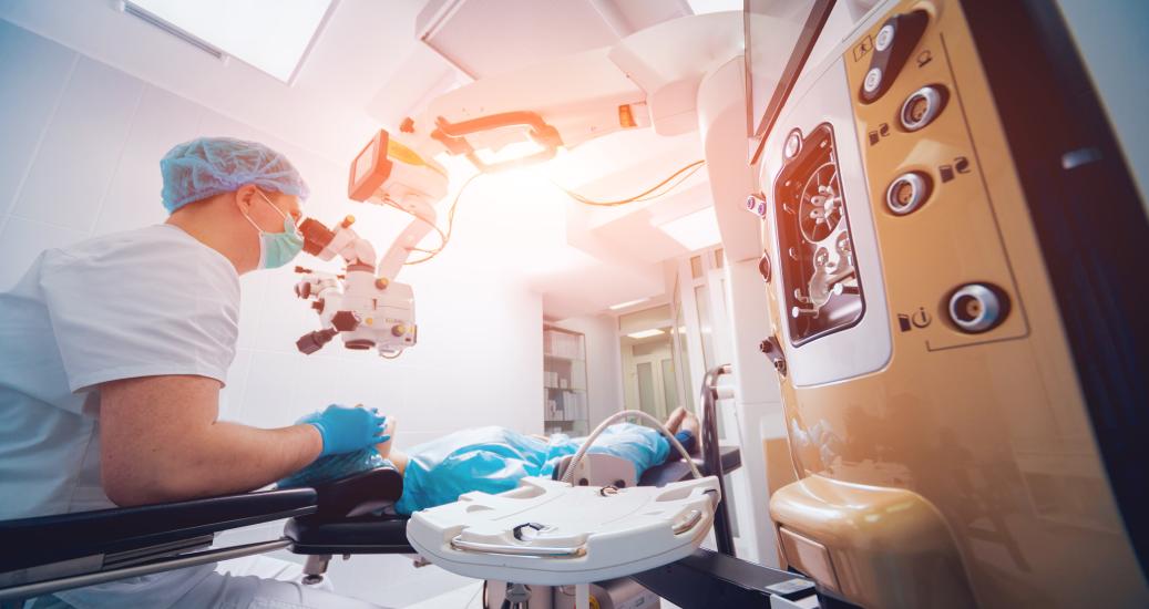Opération de chirurgie réfractive
