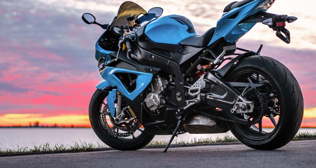 Moto immobile au coucher de soleil