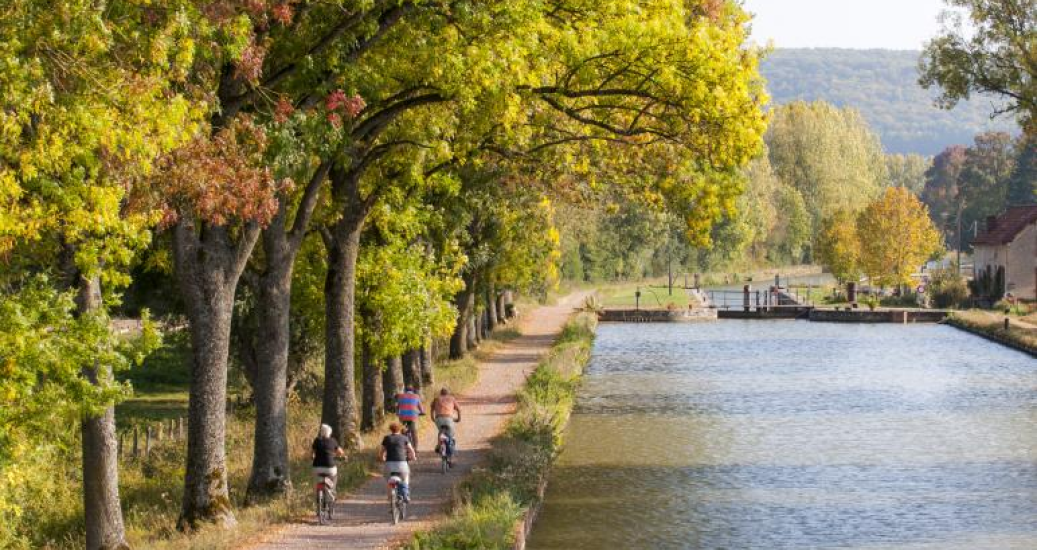 Balade en vélo au bord du canal de Bourgogne