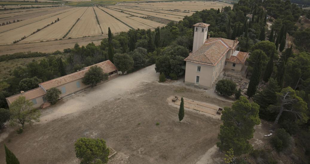 vue aérienne du musée et de la maison des fouilles du site d'Ensérune
