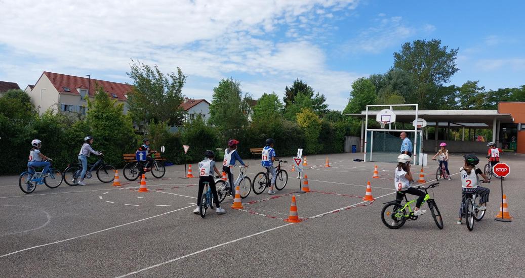 Des élèves à vélo sur des tests pratiques