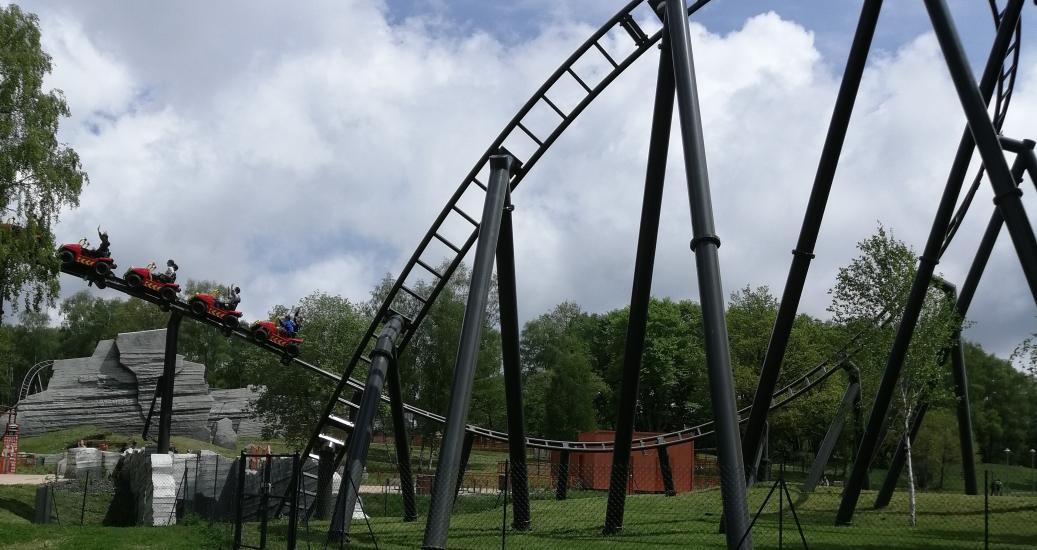 "Namazu" manège à sensation au parc Vulcania