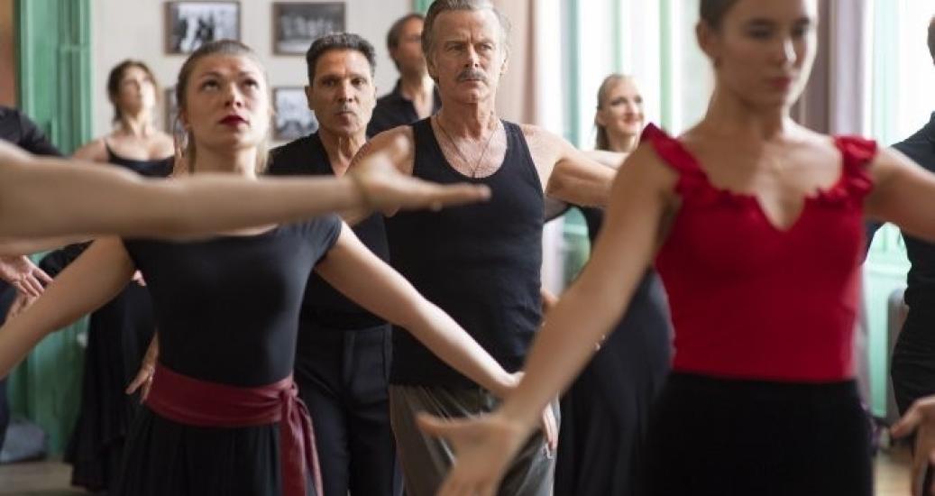 Tony (Franck Dubosc) s'essayant au cours de rumba