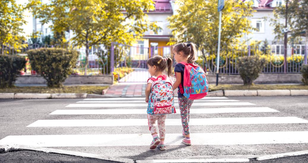 Enfants traversant la route
